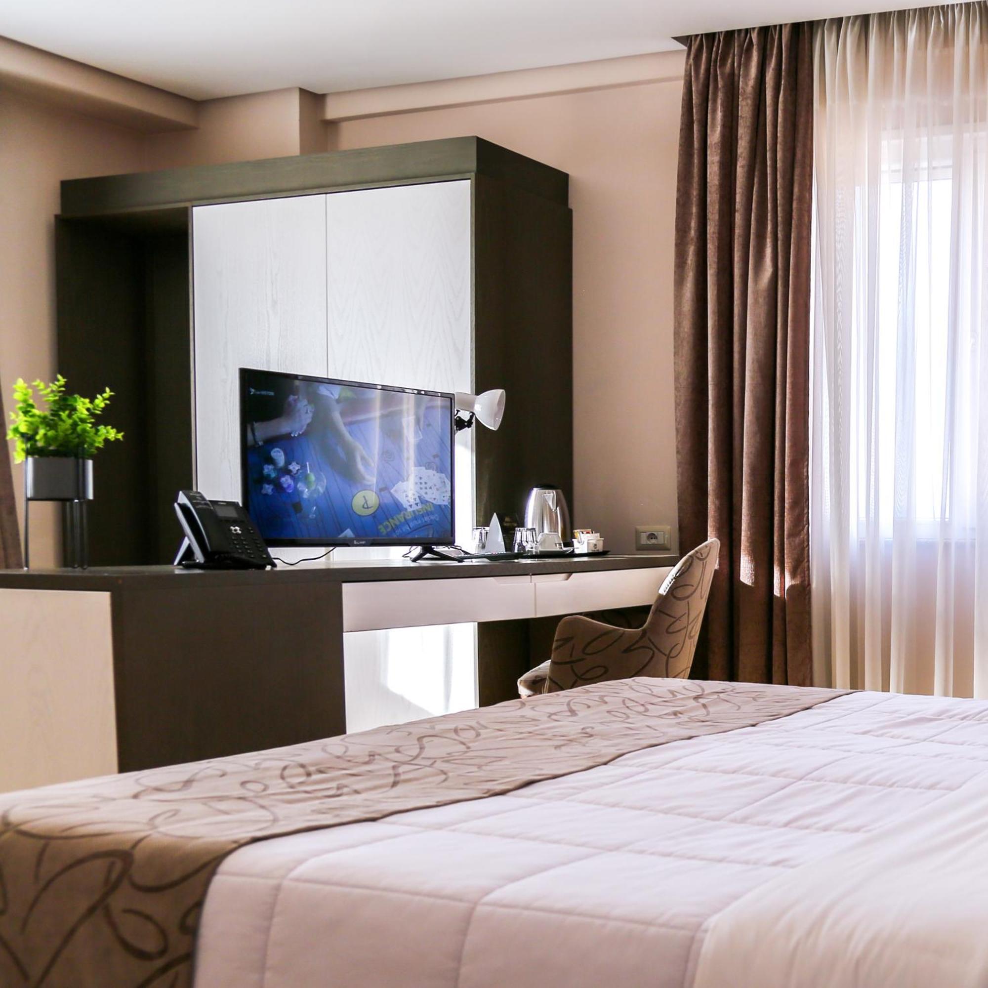 Doanesia Premium Hotel & Spa Tirana Bagian luar foto